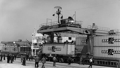 Im Mai 1966 wurden die ersten Container in einem deutschen Hafen an Land gebracht - in Bremen.