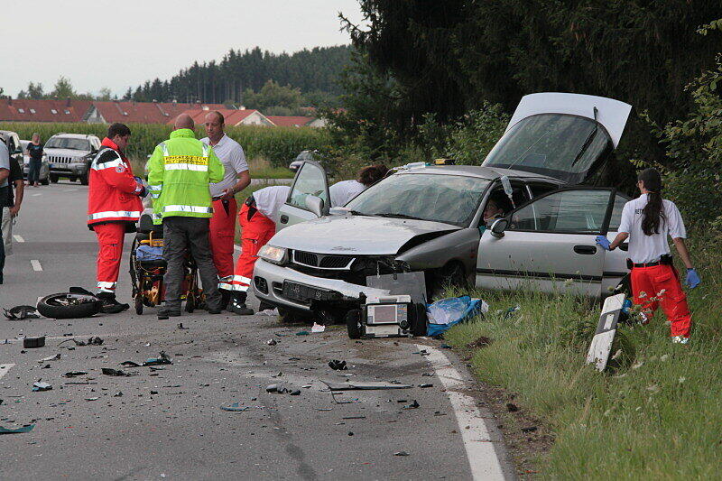 Bei dem Unfall wurde das Vorderrad des Motorrads einfach abgerissen: Bei Taufkirchen sind vier Menschen schwer verletzt worden. Die Bilder