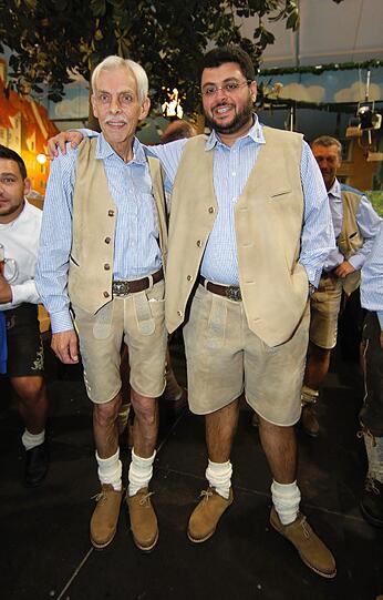 Die Tracht sitzt perfekt: Ismaik (r.) und Schneider.