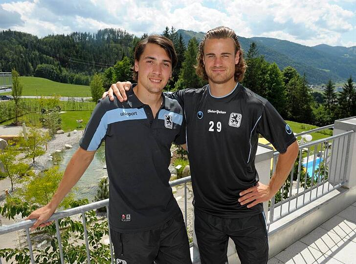 Netter Ausblick: Markus Schwabl (l.) und Yannick Stark posieren auf dem Balkon ihres Hotelzimmers.