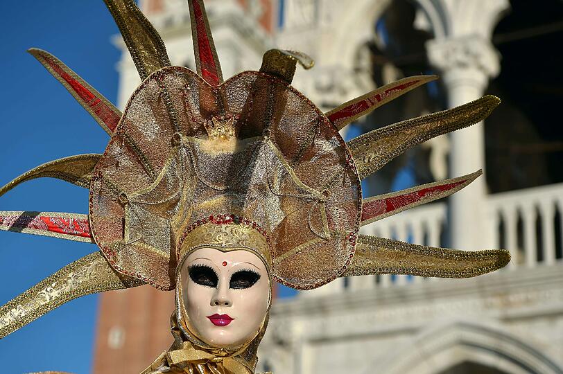 Die Kunstvollen Masken und aufwendigen Kostüme sind das Markenzeichen des Karnevals in Venedig.