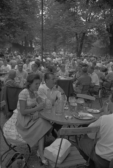 Im Augustinerkeller an der Arnulfstraße trinkt man im Sommer 1962 noch fein herausgeputzt seine Maß. Die Pfeife für den Herren darf freilich nicht fehlen. AZ-Spaziergänger Sigi Sommer war hier Stammgast.
