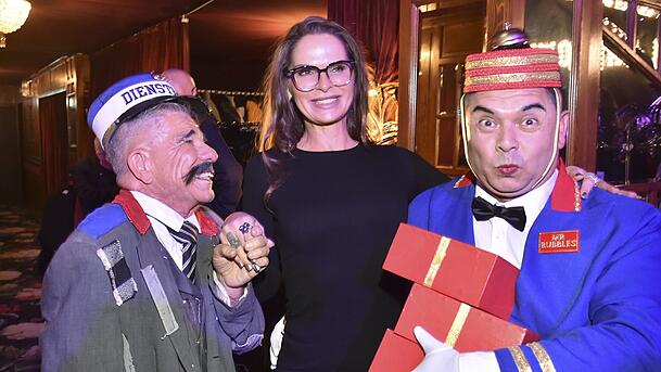 Vor allem auf Veranstaltungen, wie hier bei der teatro-Premiere im November 2025, macht Nicole Hayduga ihre Fotophobie zu schaffen.