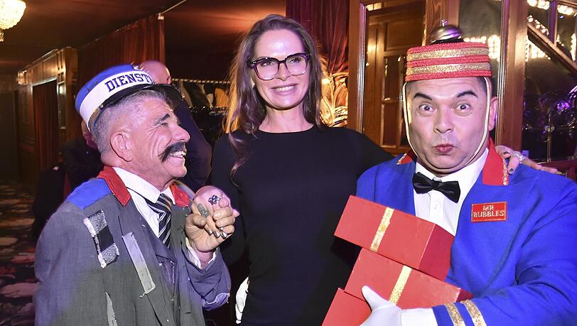 Vor allem auf Veranstaltungen, wie hier bei der teatro-Premiere im November 2025, macht Nicole Hayduga ihre Fotophobie zu schaffen.