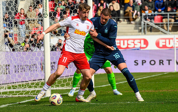 Szene aus dem Totopokal-Halbfinale Ende März: Löwe Max Reinthaler (r.) im Duell mit Regensburgs Noel Eichinger.