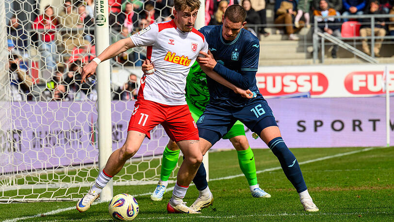 Szene aus dem Totopokal-Halbfinale Ende M&auml;rz: L&ouml;we Max Reinthaler (r.) im Duell mit Regensburgs Noel Eichinger.