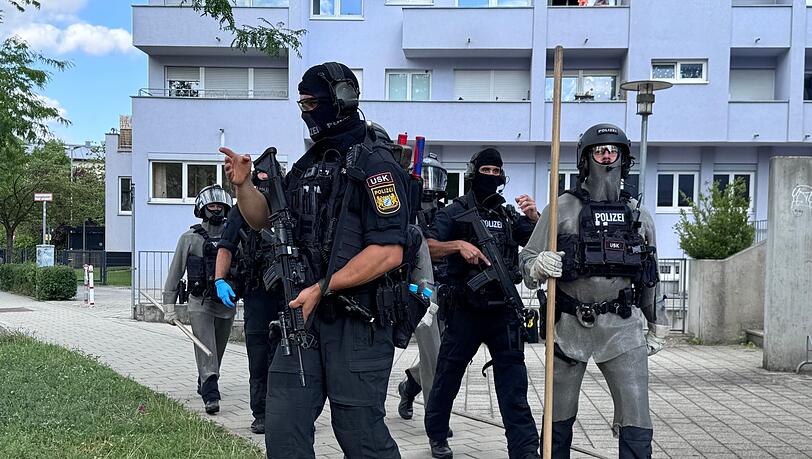 Die Polizei ist mit vielen Kräften vor Ort. Die Polizei ist mit vielen Kräften vor Ort.