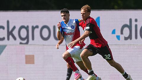 Tim Janisch (1. FC N&uuml;rnberg) im Laufduell mit dem Kieler Guillermo Balzi.