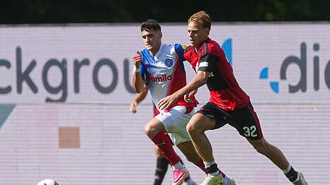 Tim Janisch (1. FC N&uuml;rnberg) im Laufduell mit dem Kieler Guillermo Balzi.