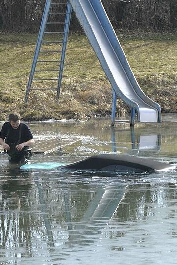 Bergkirchen: Auto im Badesee geparkt - Bilder - Abendzeitung München