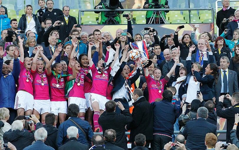 Sie haben's geschafft: Die Spielerinnen von Olympique Lyon haben sich den Pokal geholt - und im Münchner Olympiastadion gebührend gefeiert.