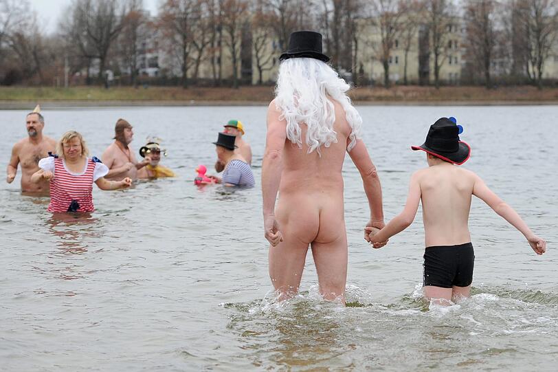 Aber es müssen nicht immer Raketen und Böller sein. Der Sportverein "Die Berliner Seehunde" pflegen ein anderes Ritual: Ab in den Orankesee, um besonders frisch ins neue Jahr zu kommen.