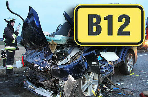 2013: Der Mazda des 56-jährigen Fahrers ist nur noch ein Blechknäuel. Der Mann war auf die Gegenfahrbahn geraten und gegen einen Lkw geprallt.