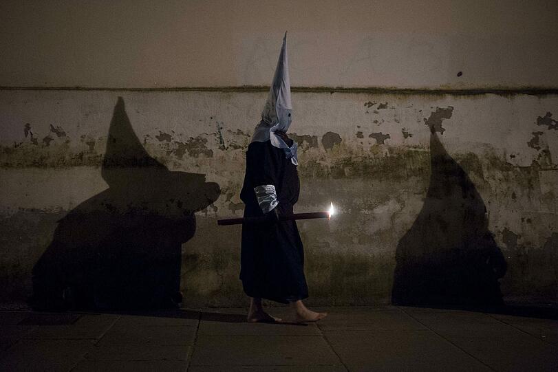 Ein Mitglied der Bruderschaft "Nuestro padre Jesus flagelado" am Gründonnerstag im Pilgerort Santiago de Compostela.