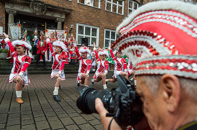 Funkenmariechen eines Karnevalvereines tanzen am 11.11.2015 zu Beginn der fünften Jahreszeit vor dem Rathaus in Cottbus (Brandenburg). Cottbus gilt als ostdeutsche Hochburg im Karneval.