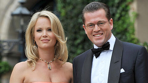 Karl-Theodor zu Guttenberg und seine schöne Frau Stephanie waren das Glamour-Paar der Politik. Mehr Bilder der beiden zum Durchklicken.