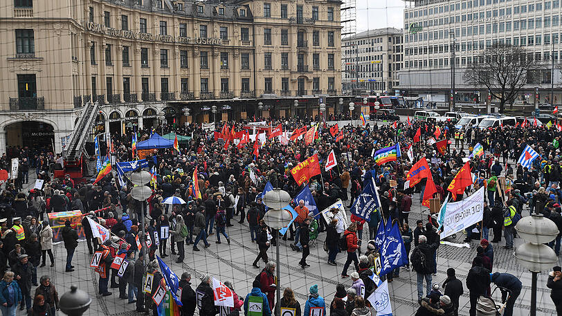 Bilder von der Siko-Gegendemo in München: Vom Stachus ging es über den Odeonsplatz zum Marienplatz. Laut Polizei haben rund 1.500 Personen teilgenommen.