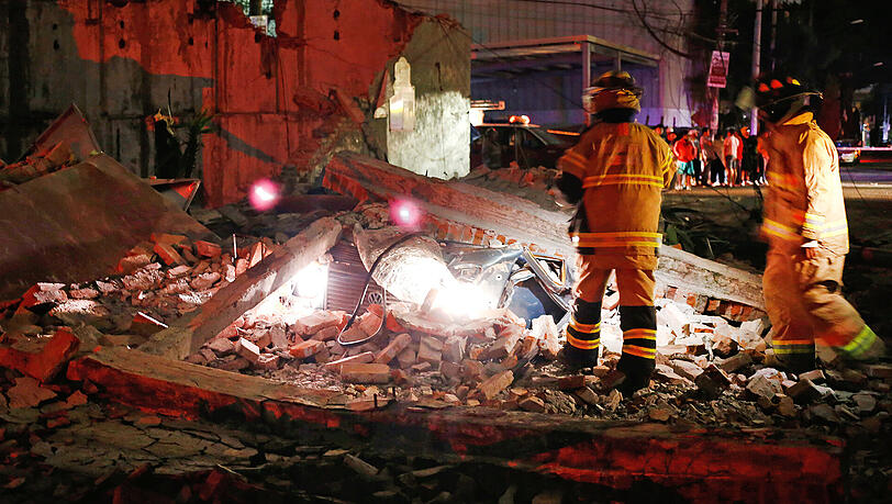 Eine Mauer hat ein Auto unter sich begraben. Auch in Mexiko-Stadt waren die Erdstöße heftig zu spüren.