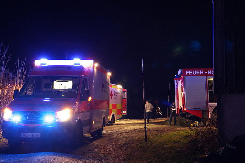 Die Fahranfängering krachte mit ihrem Auto gegen einen Holzstapel und starb. Die Bilder vom Unfallort.