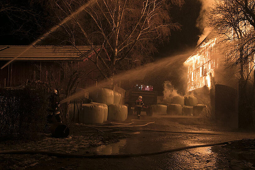 Am frühen Samstagabend stand eine Stallung in Tengling in Flammen.