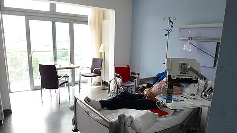Eine Patientin liegt in ihrem Zimmer. Verlassen Kranke ihre Station für Untersuchungen, könnten Diebe den unbeobachteten Moment nutzen.