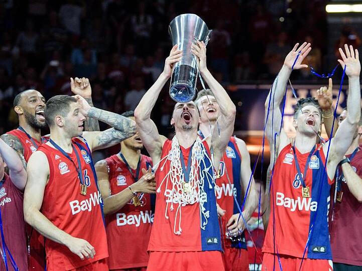 Die Basketballer des FC Bayern München feiern ihren fünften Meistertitel.