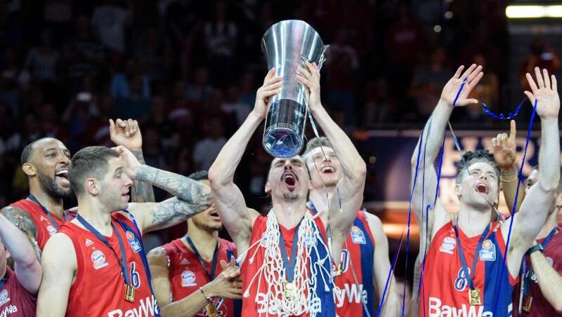 Die Basketballer des FC Bayern München feiern ihren fünften Meistertitel. Die Basketballer des FC Bayern München feiern ihren fünften Meistertitel.