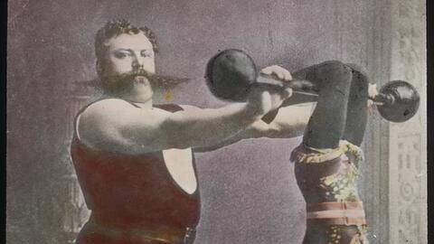 Starkes Stück: der Steyrer Hans mit Hantel - und seinem Sohn um 1880.