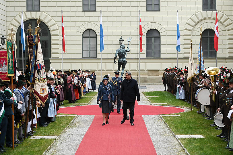 Die Ehrenkompanie der Bayerischen Gebirgsschützen, der Tölzer Knabenchor und eine Abordnung der Bayerischen Trachtenverbände stehen an der Residenz