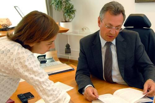 Kultusminister Siegfried Schneider im Interview mit AZ-Redakteurin Julia Lenders