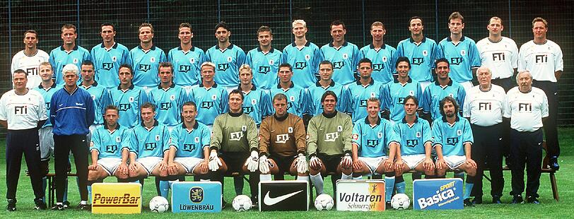 Die Mannschaft, damals noch trainiert vom inzwischen Pleite gegangenen Werner Lorant, zeigt den Look für das neue Jahrtausend: Die Saison 2000/2001.