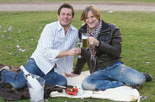 Vorbild Monaco Franze: Die Party-Macher Andi Haidinger (links) und Max Braunmiller beim Picknick mit Schampus, Bier und Erdbeeren.