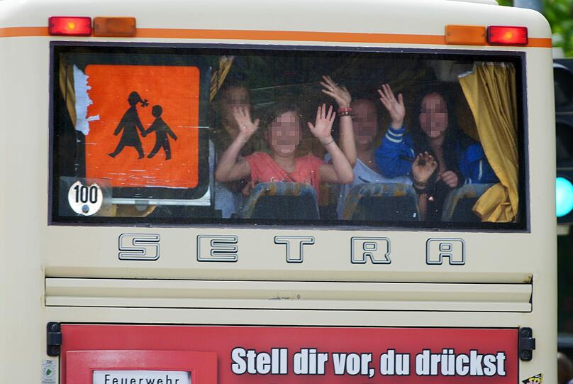 Amok-Alarm an der Lindenschule im bayerischen Memmingen: Nachdem 280 Schüler und ihre Lehrer sich Dienstagmittag nach Schussgeräuschen in den Klassenzimmern eingeschlossen hatten, werden die Schüler mit einem Bus von der Schule weggefahren. Die Polizei durchsucht das Gebäude und fahndet nach einem Achtklässler, der nach Zeugenaussagen mit zwei Waffen hantiert haben soll. Ein Schuss soll gefallen, aber niemand verletzt worden sein.