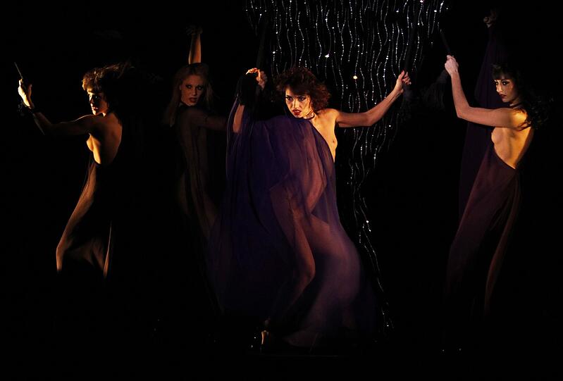 "Crazy Horse Cabaret" begeistert weltweilt mit seiner heißen Show.