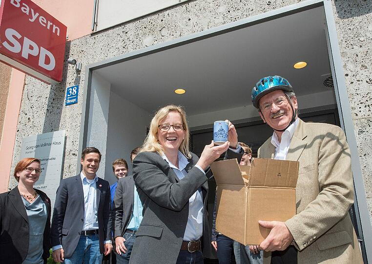 ... und bekommt von Generalsekretärin Natascha Kohnen gleich noch eine Tasse geschenkt!