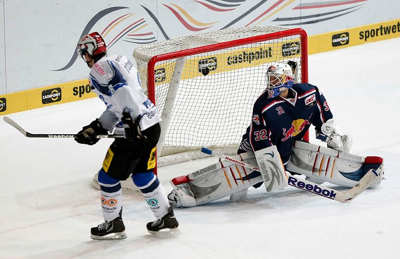 Schwenningens Nicholas Petersen verwandelt den entscheidenden Penalty gegen EHC-Keeper Jochen Reimer. Der EHC verlor 5:6 nach Penaltyschießen.