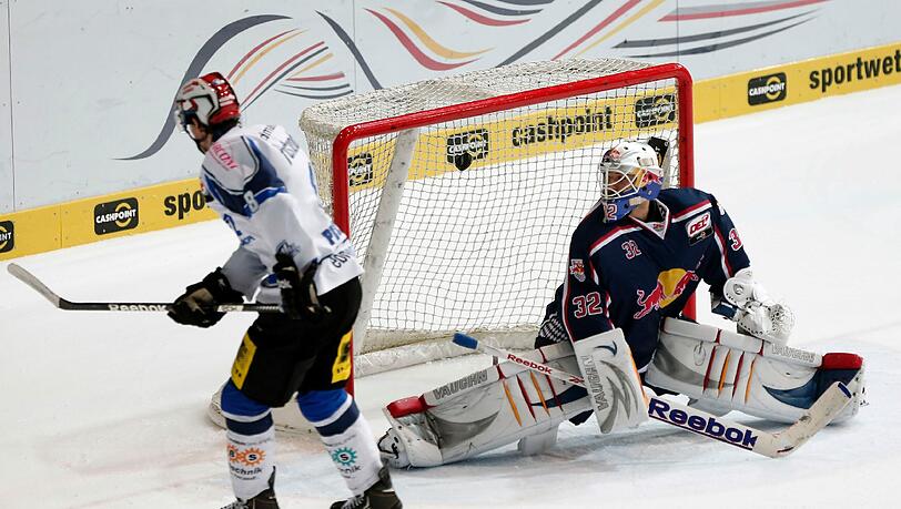 Schwenningens Nicholas Petersen verwandelt den entscheidenden Penalty gegen EHC-Keeper Jochen Reimer. Der EHC verlor 5:6 nach Penaltyschießen. Schwenningens Nicholas Petersen verwandelt den entscheidenden Penalty gegen EHC-Keeper Jochen Reimer. Der EHC verlor 5:6 nach Penaltyschießen.