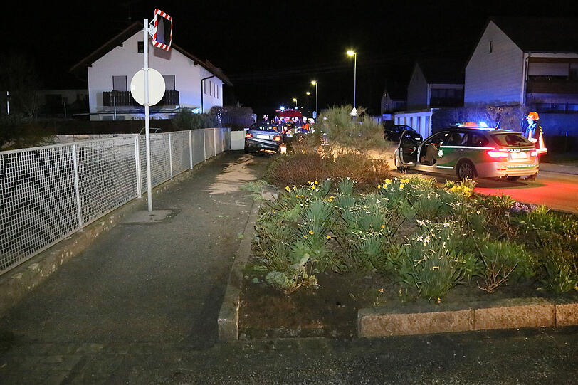 Der Fahrer landete unsanft mit seinem Auto im Gartenzaun.