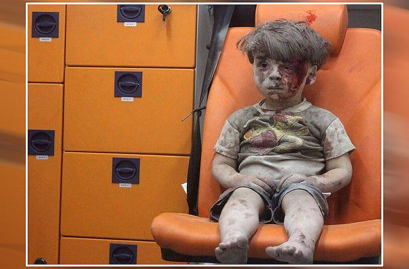 Der vierjährige Junge sitzt in Aleppo in einem Krankenwagen, nachdem ein Haus bei einem Luftangriff zerstört worden war. Foto: ALEPPO MEDIA CENTER/dpa