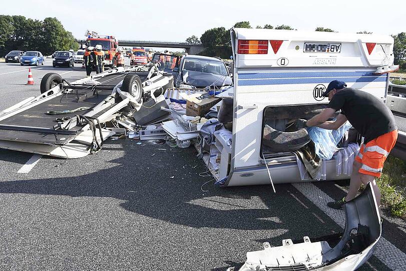 Die Bilder vom dramatischen Wohnwagen-Unfall bei Garching.