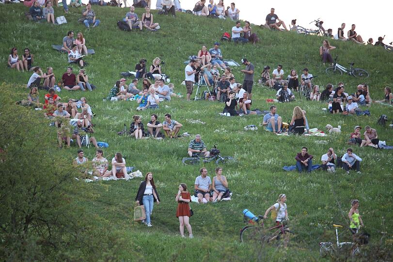 Blutmond am Olympiaberg: Es ging zu wie bei einem Rockkonzert.
