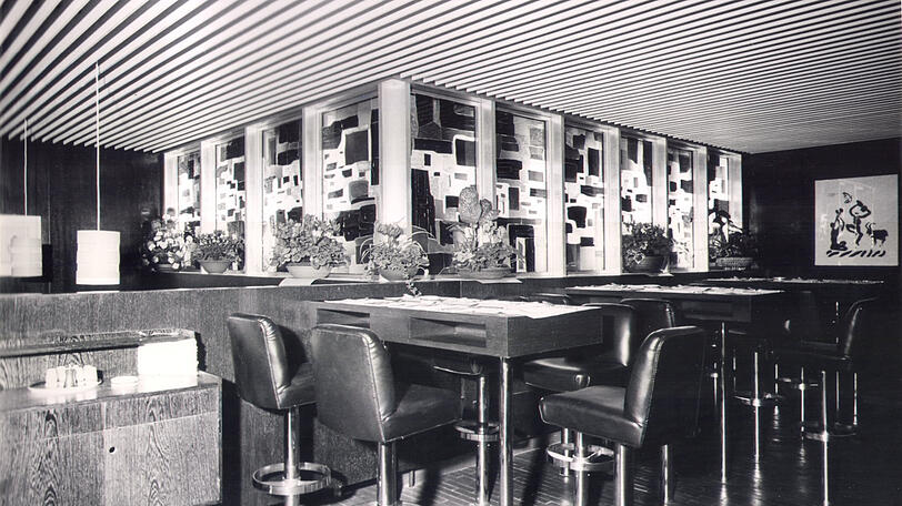 Die Kriegsspuren sind beseitigt, das Café wird modern, hier im Grillroom.