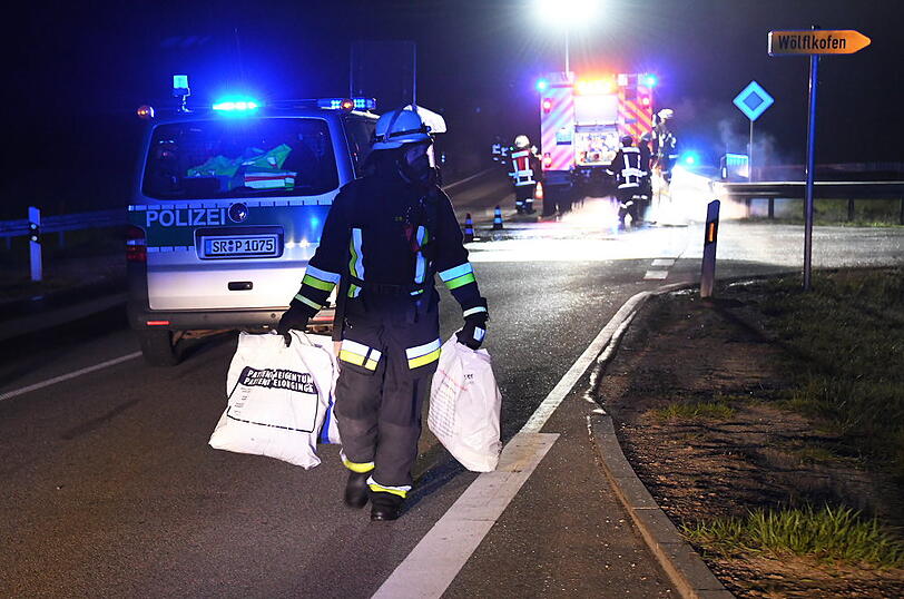 In Ergoldsbach sind nach einem Traktor-Unfall rund 3.000 Liter Pflanzenschutzmittel in einen kleinen Bach geflossen - acht Einsatzkräfte klagten im Anschluss über Beschwerden.