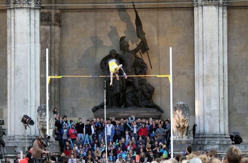 Diesen Sprung legte Steve Hooker letztes Jahr beim Jump & Fly Munich auf dem Odeonsplatz hin.