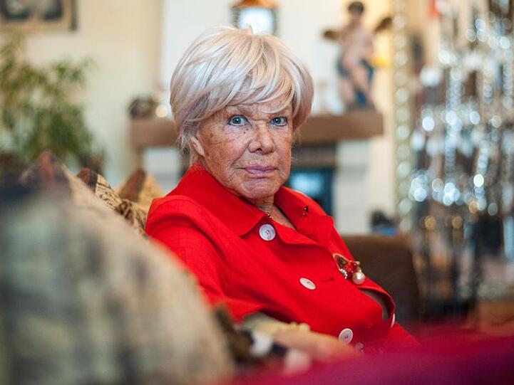 Die Schauspielerin Ingrid van Bergen sitzt an einem Tisch und posiert. Foto: picture alliance / dpa/Archivbild