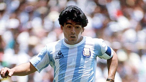 Der argentinische Fußballstar Diego Maradona im WM-Finalspiel Argentinien gegen Deutschland am 29. Juni 1986 im Azteca Stadion, Mexiko.
