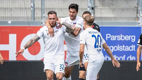 Patrick Schmidt (l-r), Tim Kleindienst und Dzenis Burnic von Heidenheim jubeln nach einem Treffer.