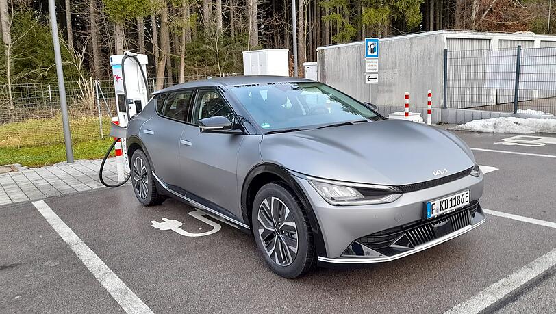 Fixer Lader: Die Aufenthalte an der Schnellzapfsäule sind dank der 800-Volt-Technik des Kia EV6 erfreulich kurz. Fixer Lader: Die Aufenthalte an der Schnellzapfsäule sind dank der 800-Volt-Technik des Kia EV6 erfreulich kurz.