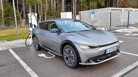 Fixer Lader: Die Aufenthalte an der Schnellzapfsäule sind dank der 800-Volt-Technik des Kia EV6 erfreulich kurz.