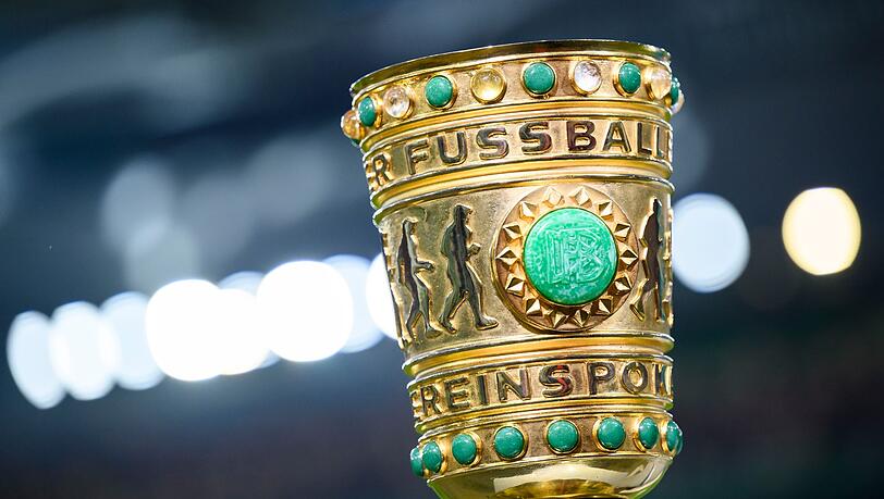 Der DFB-Pokal steht vor dem Spiel im Stadion. Am Sonntag wurde das Achtelfinale ausgelost.